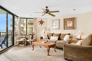 公寓客房, 1 張加大雙人床和 1 張沙發床 (Sunbird 211E) | 起居區 | 電視