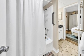 Lägenhet - 1 queensize-säng med bäddsoffa (Sunbird 211E) | Badrum | Handdukar, tvål och toalettpapper