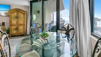 Condo, 1 cama Queen e sofá-cama (Sunbird 211E) | Parte interna