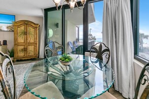 コンドミニアム クイーンベッド 1 台ソファーベッド付き (Sunbird 211E) | 内装