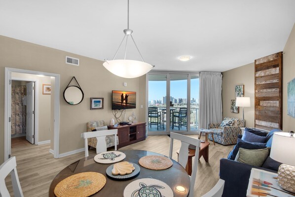 Living area - Palms Resort #2812 Jr. 2br-sunset Dreamer (Destin)