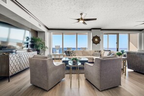 Leilighet, flere senger (Hidden Dunes 901) | Oppholdsområde | TV og DVD-spiller