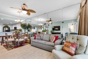 Apartment, Mehrere Betten (Majestic Beach Towers 2-1305) | Wohnbereich | Fernseher