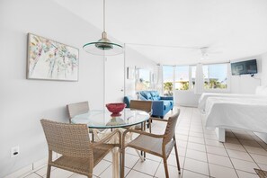 スタジオ クイーンベッド 2 台 (Top of the Gulf 208) | レストラン