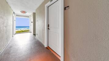 Studio, 2 Queen Beds (Top of the Gulf 324) | Interior