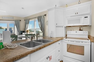Apartamento, varias camas (Gulfview II 311) | Cocina privada | Horno y tostadora