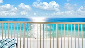 Uma varanda com vista para o mar e a praia.
