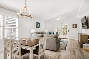 Casa, letti multipli (The Sand Castle) | Area soggiorno | TV