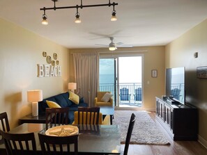 Leilighet, flere senger (Sterling Breeze 1204) | Oppholdsområde | TV