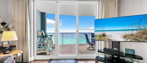 Bloc d'apartaments, 1 llit de matrimoni gran (Twin Palms 1601) | Sala d'estar | Televisor