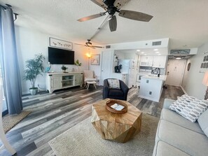 Leilighet, 1 queensize-seng med sovesofa (Sunbird 404E) | Oppholdsområde | TV