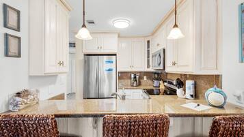 Kondominium, 1 Tempat Tidur Queen dengan tempat tidur Sofa (Sandprints A3) | Dapur pribadi | Oven dan pemanggang roti