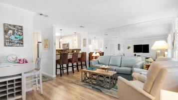 Condo, 1 Katil Ratu (Queen) dengan Katil Sofa (Sandprints A3) | Ruang tamu | TV