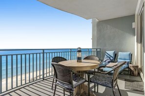 Apartment, Mehrere Betten (Sterling Breeze 804) | Speisen im Freien