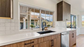 Køleskab, mikrobølgeovn, ovn, kogeplade