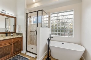Shower, hair dryer, bidet, towels - 3 Miles from Bell Rock| Hot Tub| Pool Table| Sleeps 14 (Sedona)