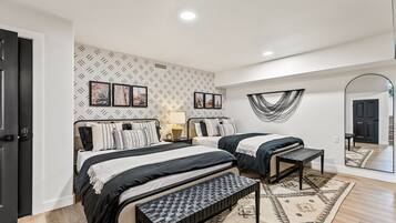 5 Schlafzimmer, Schreibtisch, Bügeleisen/Bügelbrett, Reisekinderbett