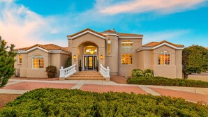 A two-story house with a central entrance, a covered porch, and a landscaped front yard. - 3 Miles from Bell Rock| Hot Tub| Pool Table| Sleeps 14 (Sedona)