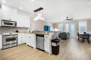 Casa, varias camas (Bella Costa 160- Sandy Feet Retreat) | Cocina privada | Horno y tostadora 