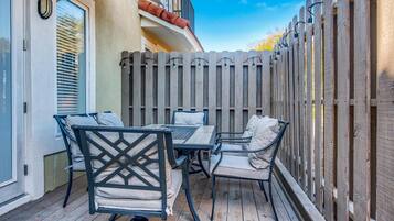 Casa geminada, várias camas (Bella Costa 160- Sandy Feet Retreat) | Opções para refeição ao ar livre