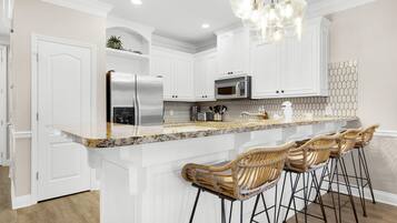 House, Multiple Beds (Bella Costa 160- Sandy Feet Retreat) | Private kitchen