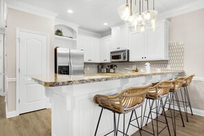 Hus, flere senger (Bella Costa 160- Sandy Feet Retreat) | Eget kjøkken | Ovn og brødrister