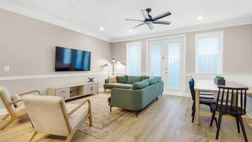 Casa geminada, várias camas (Bella Costa 160- Sandy Feet Retreat) | Área de estar | TV