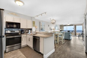 公寓客房, 1 張特大雙人床和 1 張沙發床 (Magnolia House #510- Gone Gulfin') | 私人廚房 | 烤箱、烤麵包機