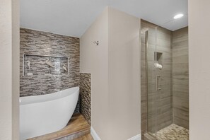 Bloc d'apartaments, 1 llit de matrimoni gran i sofà llit (Magnolia House #510- Gone Gulfin') | Bany | Tovalloles, sabó i paper higiènic 