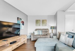 聯排別墅, 多張床 (Horizon South 8B2- Sunshine Gardens) | 起居區 | 電視