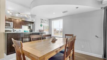 House, Multiple Beds (Horizon South 8B2- Sunshine Gardens) | Dining