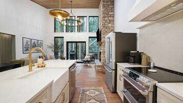 Een koelkast, een microgolfoven, een oven, een kookplaat