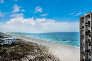 Condo, Plusieurs lits (Pinnacle Port A-910) | Plage | Sur la plage