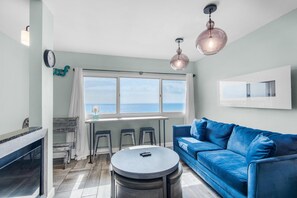 Appart'hôtel, plusieurs lits (Pinnacle Port A-910) | Coin séjour