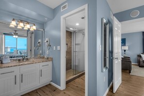 Condo, varias camas (Pelican Beach Terrace 807) | Baño | Toallas, jabón, papel de baño 