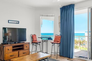 公寓客房, 多張床 (Destin West Gulfside #608) | 起居區 | 電視