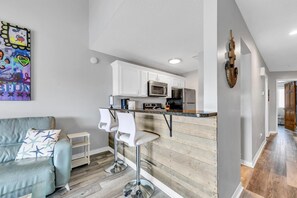 公寓客房, 2 張加大雙人床 (St Thomas Square Villa 414) | 起居區 | 電視