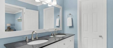 Hus - flera sängar (Crystal Views) | Badrum | Handdukar, tvål och toalettpapper