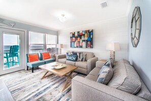 منزل - عدة أسرّة (Crystal Views) | منطقة المعيشة | تلفزيون