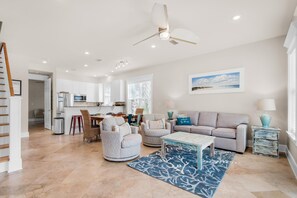 Townhouse, flere senger (Miramar Beach Villa 101) | Oppholdsområde | TV