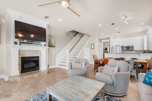 聯排別墅, 多張床 (Miramar Beach Villa 101) | 起居區 | 電視