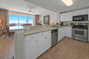 Condo, várias camas (Majestic Beach Towers 1-407) | Cozinha privada | Fogão, torradeira