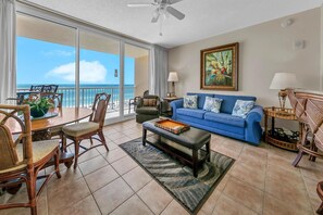 コンドミニアム ベッド (複数台) (Majestic Beach Towers 1-407) | リビング エリア | テレビ