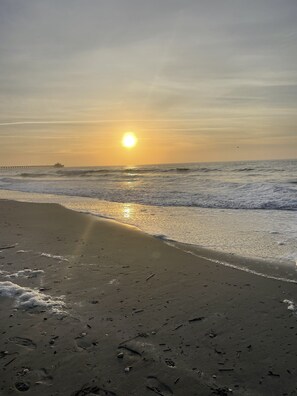 Beach - Beautiful new apartment with pool. Only steps to the beach and Cherry Grove Pier (North Myrtle Beach)