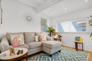 獨棟房屋, 多張床 (Sand Castles West T8) | 起居區 | 電視