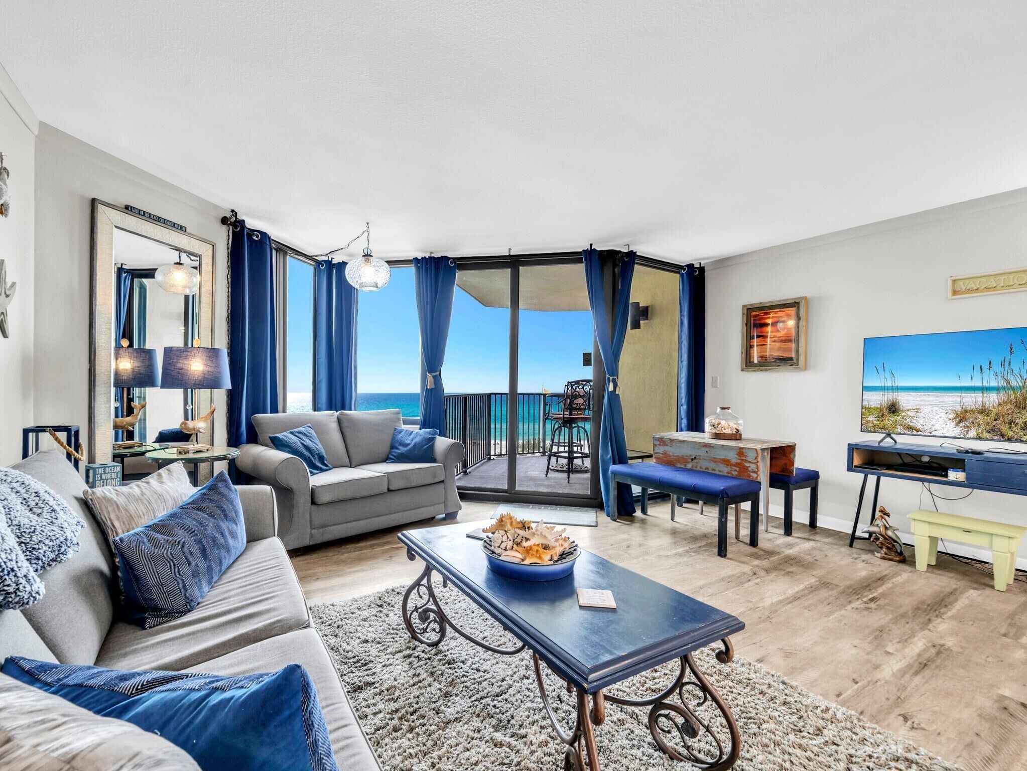 Condo, 1 cama King size y sofá cama (Sunbird 402W) | Área de sala de estar | Televisión 