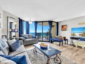 Appartement, 1 kingsize bed met slaapbank (Sunbird 402W) | Woonruimte | Een televisie