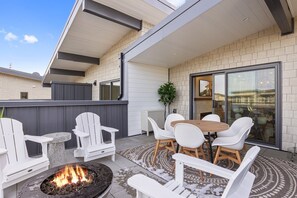 Outdoor dining - Ocean Peak Retreat at Saratoga Beach - Comox Valley's newest beachfront resort! (Black Creek)
