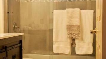 Sèche-cheveux, serviettes fournies, savon, papier toilette