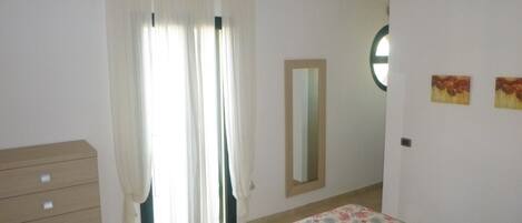 2 chambres, fer et planche à repasser